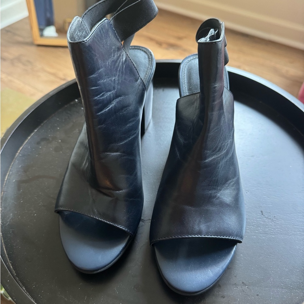 Kenneth Cole Reaction Black and Blue Sandals Modern Design